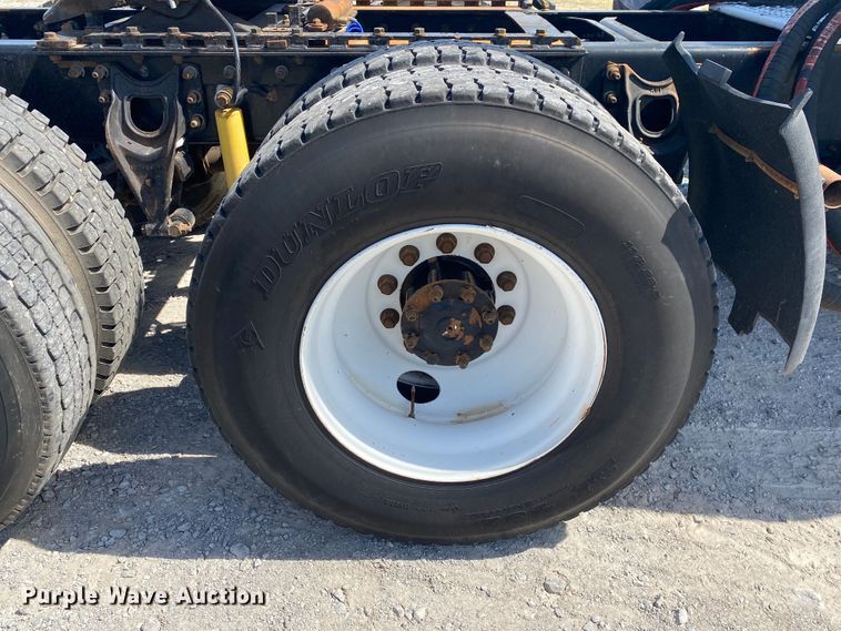 image for item JU9300 2002 International 9400i  semi truck