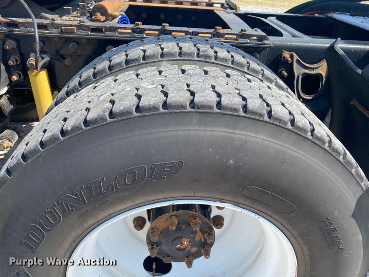 image for item JU9300 2002 International 9400i  semi truck