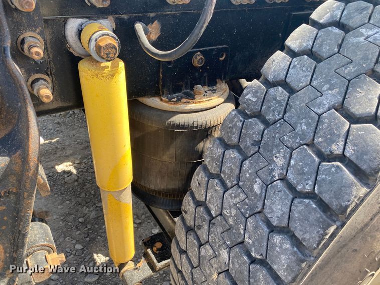 image for item JU9300 2002 International 9400i  semi truck