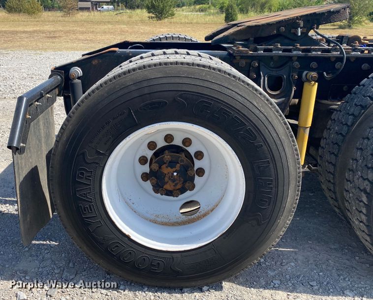 image for item JU9300 2002 International 9400i  semi truck