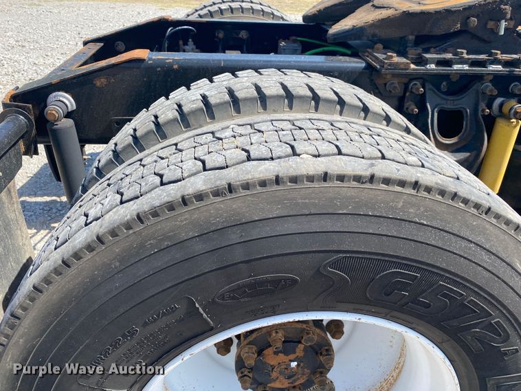 image for item JU9300 2002 International 9400i  semi truck