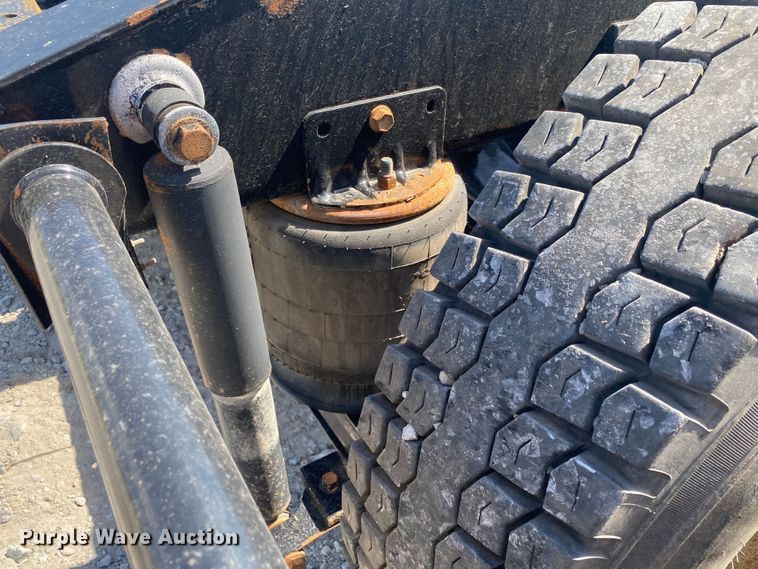 image for item JU9300 2002 International 9400i  semi truck