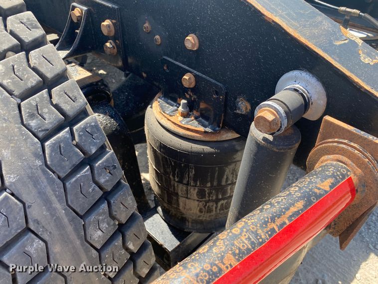 image for item JU9300 2002 International 9400i  semi truck