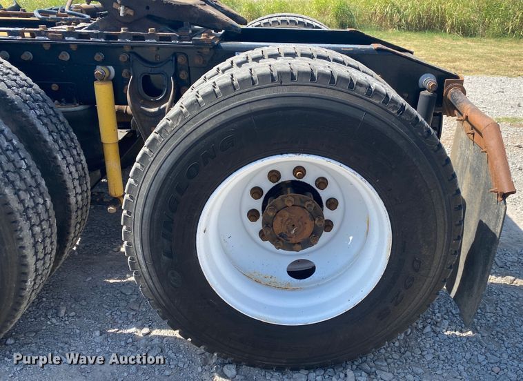 image for item JU9300 2002 International 9400i  semi truck