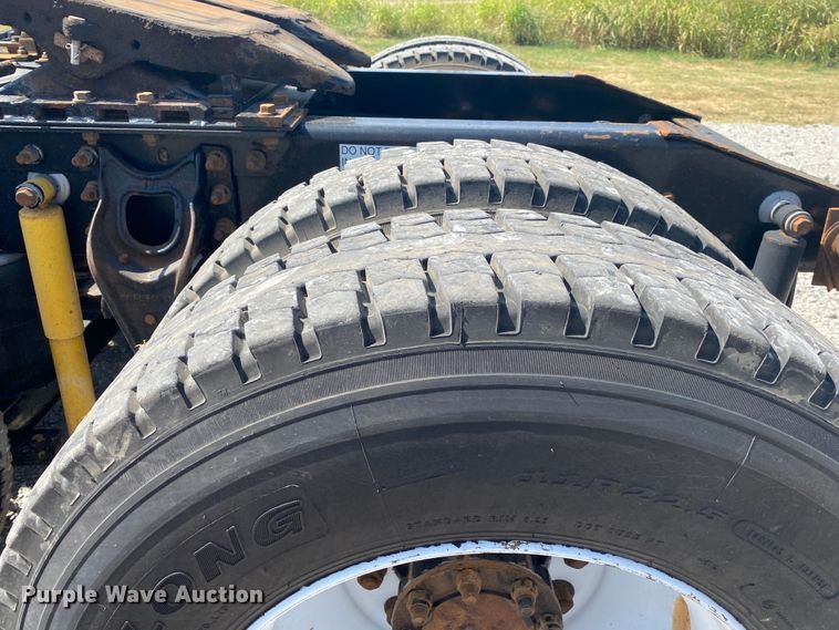 image for item JU9300 2002 International 9400i  semi truck