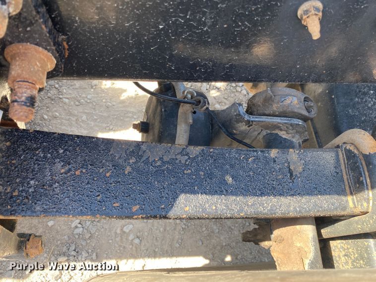 image for item JU9300 2002 International 9400i  semi truck