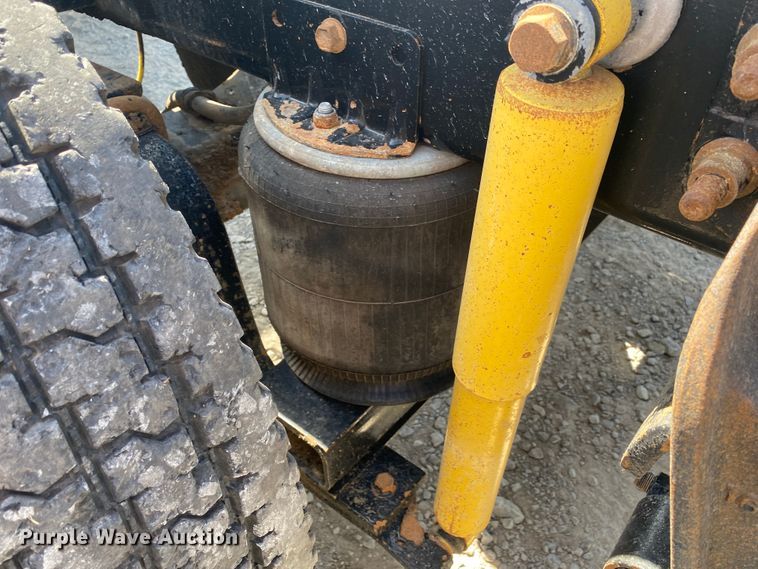 image for item JU9300 2002 International 9400i  semi truck