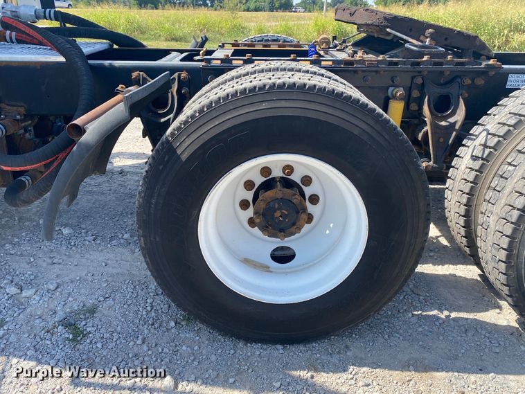 image for item JU9300 2002 International 9400i  semi truck