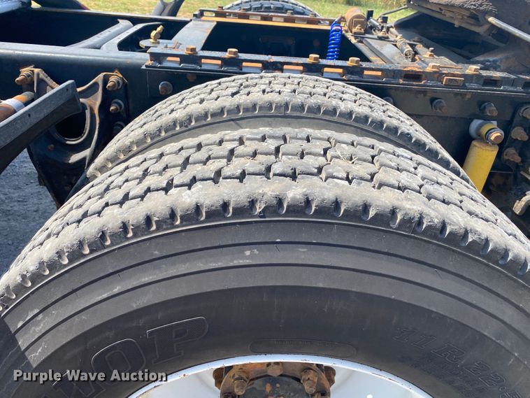 image for item JU9300 2002 International 9400i  semi truck