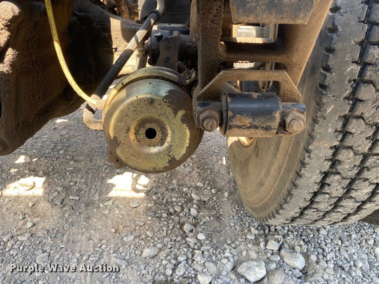 image for item JU9300 2002 International 9400i  semi truck