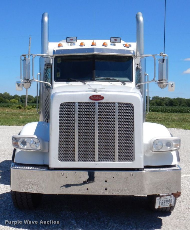 image for item KF9616 2014 Peterbilt 367  semi truck