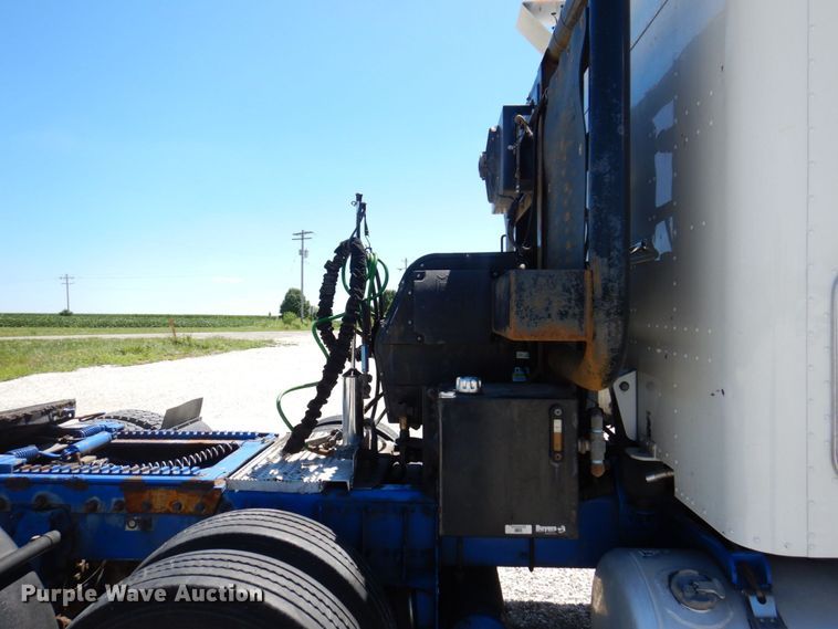 image for item KF9616 2014 Peterbilt 367  semi truck