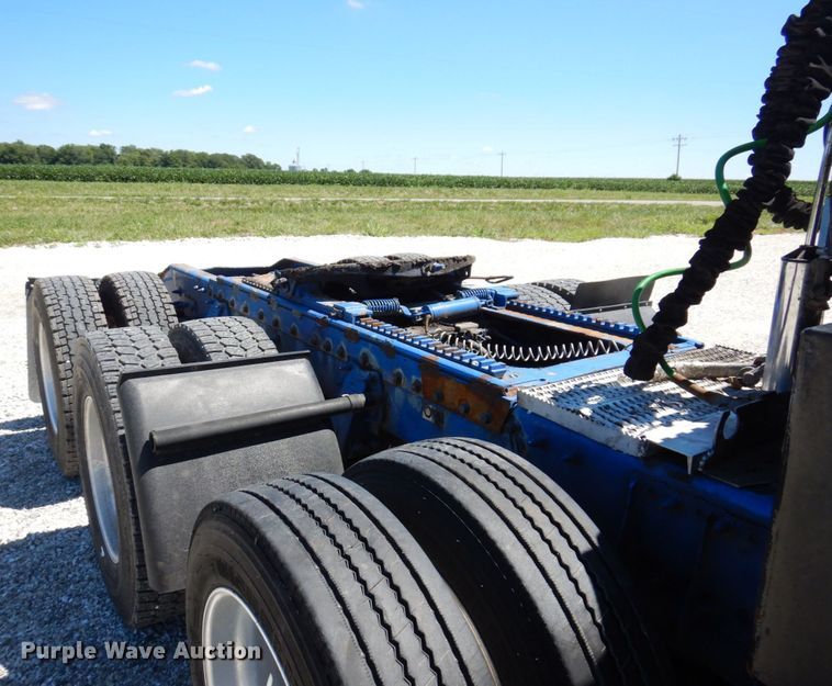 image for item KF9616 2014 Peterbilt 367  semi truck