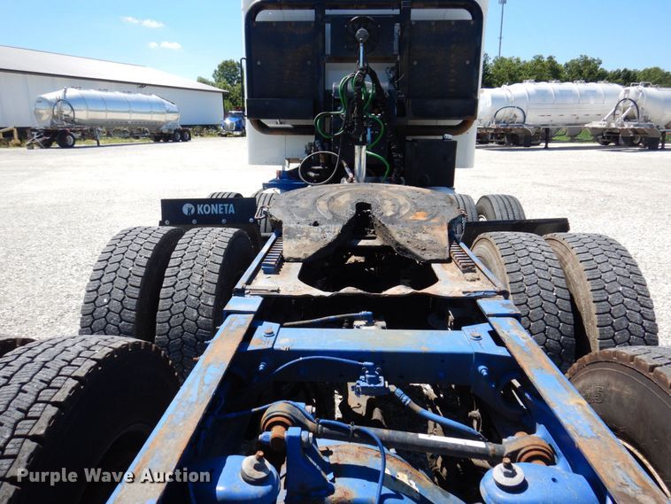 image for item KF9616 2014 Peterbilt 367  semi truck