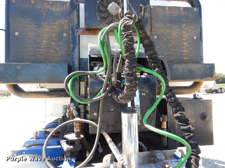 image for item KF9616 2014 Peterbilt 367  semi truck