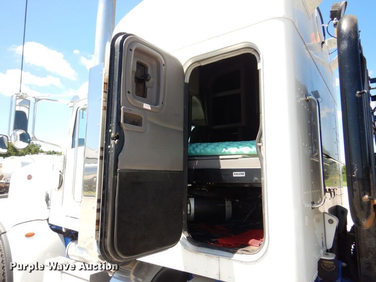 image for item KF9616 2014 Peterbilt 367  semi truck