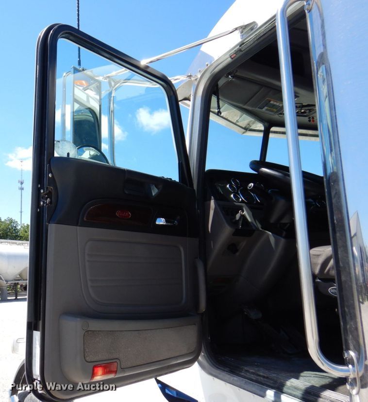image for item KF9616 2014 Peterbilt 367  semi truck