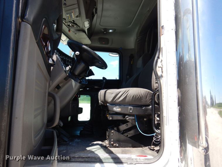 image for item KF9616 2014 Peterbilt 367  semi truck