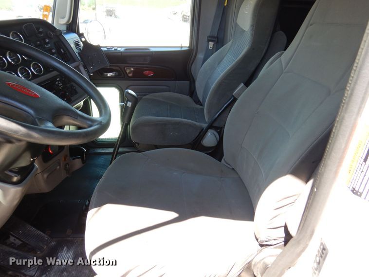 image for item KF9616 2014 Peterbilt 367  semi truck