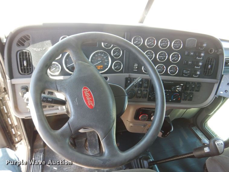 image for item KF9616 2014 Peterbilt 367  semi truck