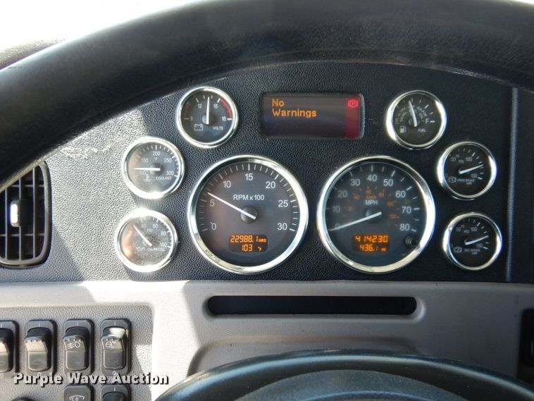 image for item KF9616 2014 Peterbilt 367  semi truck