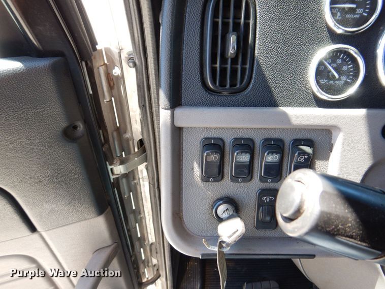 image for item KF9616 2014 Peterbilt 367  semi truck