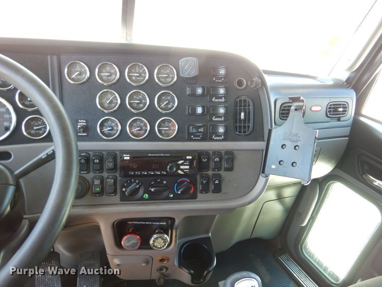 image for item KF9616 2014 Peterbilt 367  semi truck