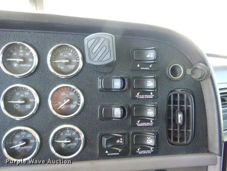 image for item KF9616 2014 Peterbilt 367  semi truck