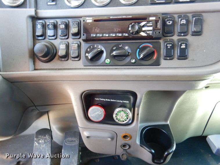 image for item KF9616 2014 Peterbilt 367  semi truck