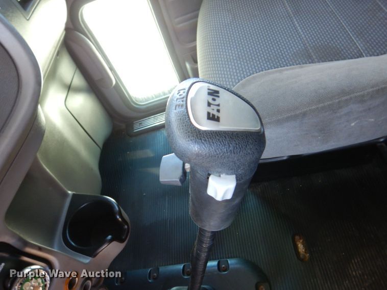 image for item KF9616 2014 Peterbilt 367  semi truck