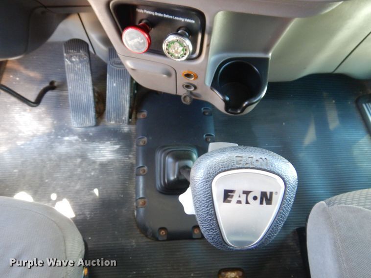 image for item KF9616 2014 Peterbilt 367  semi truck