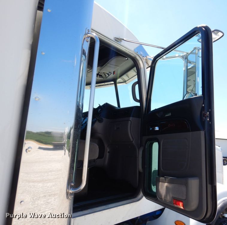 image for item KF9616 2014 Peterbilt 367  semi truck