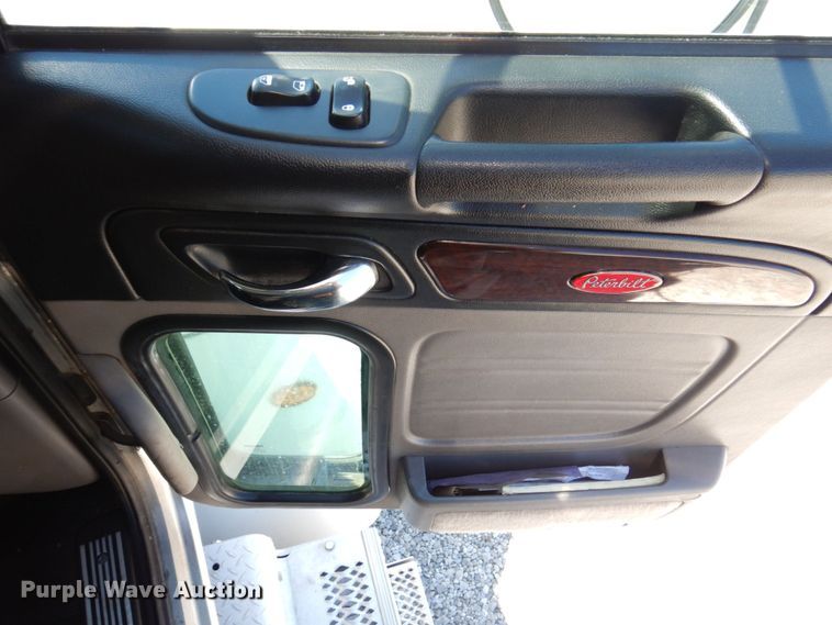 image for item KF9616 2014 Peterbilt 367  semi truck