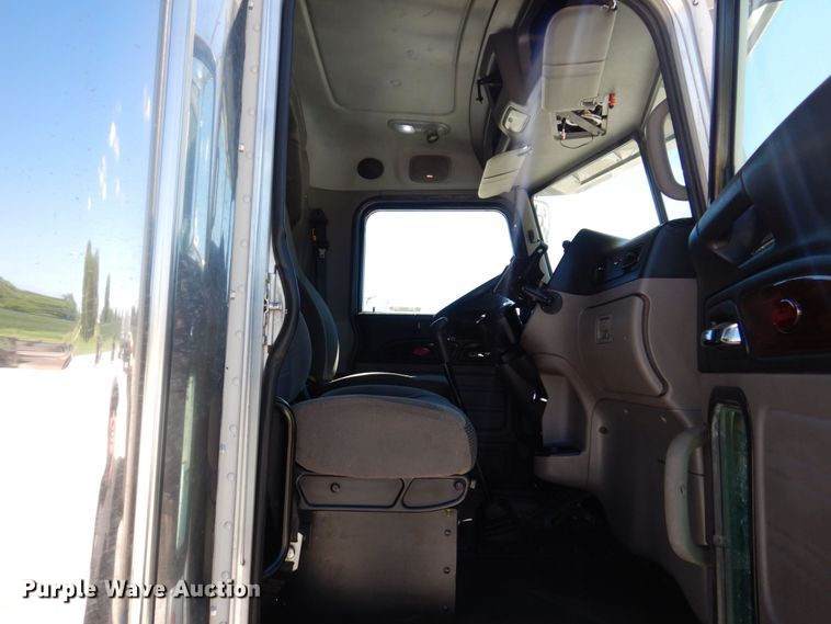 image for item KF9616 2014 Peterbilt 367  semi truck