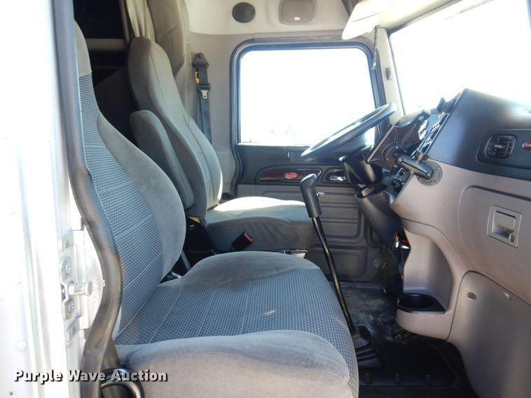 image for item KF9616 2014 Peterbilt 367  semi truck