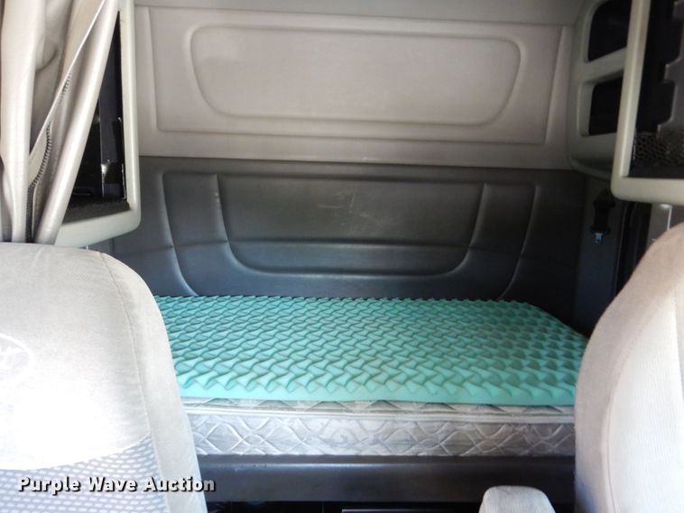 image for item KF9616 2014 Peterbilt 367  semi truck