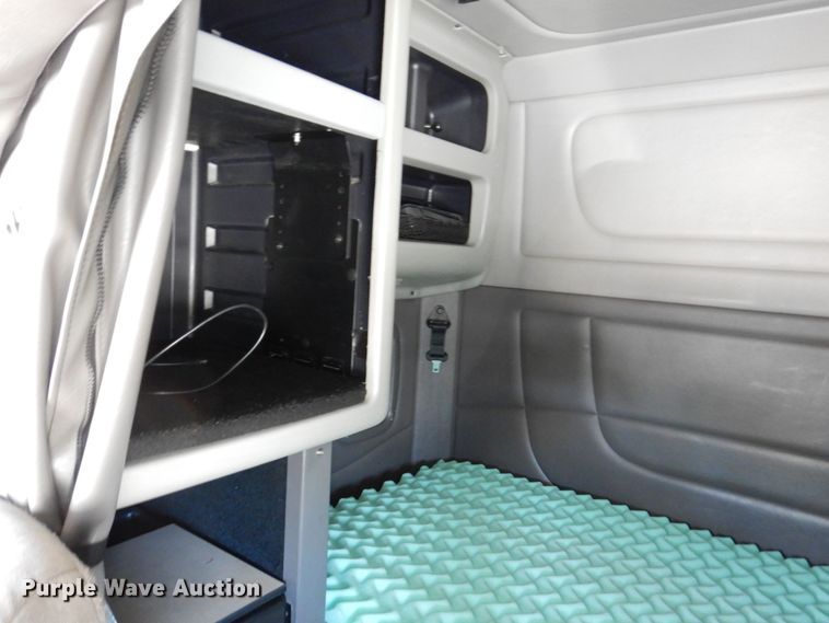 image for item KF9616 2014 Peterbilt 367  semi truck