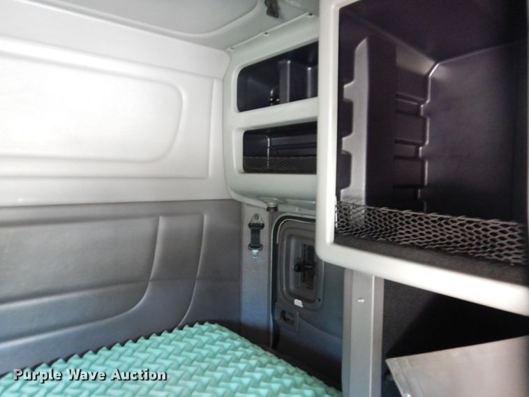 image for item KF9616 2014 Peterbilt 367  semi truck