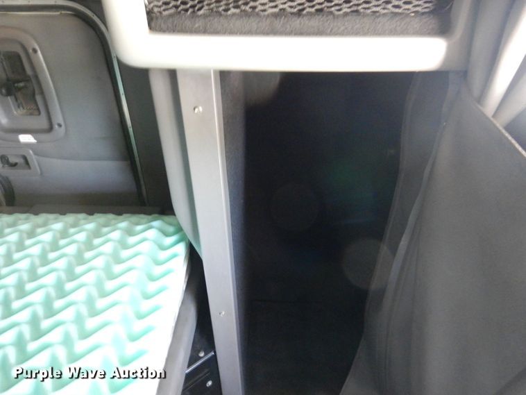 image for item KF9616 2014 Peterbilt 367  semi truck