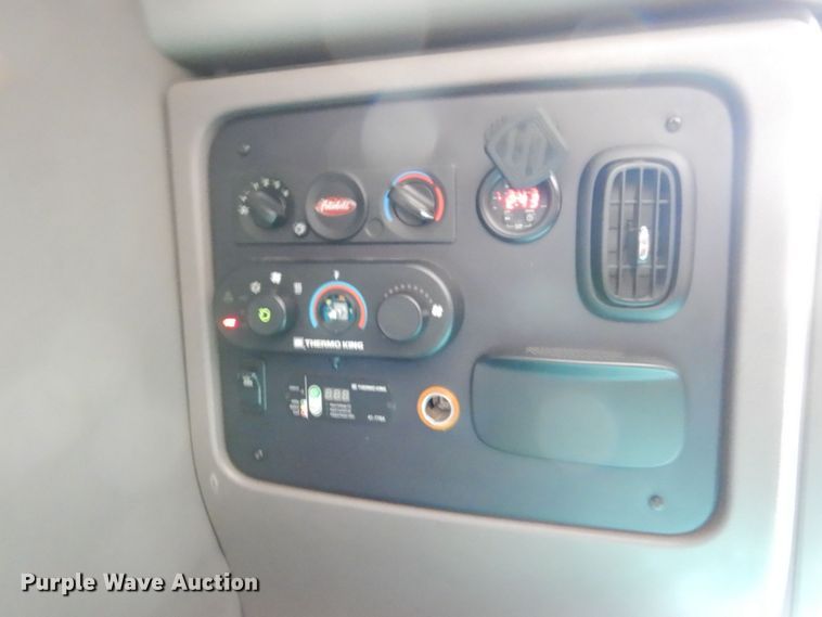 image for item KF9616 2014 Peterbilt 367  semi truck