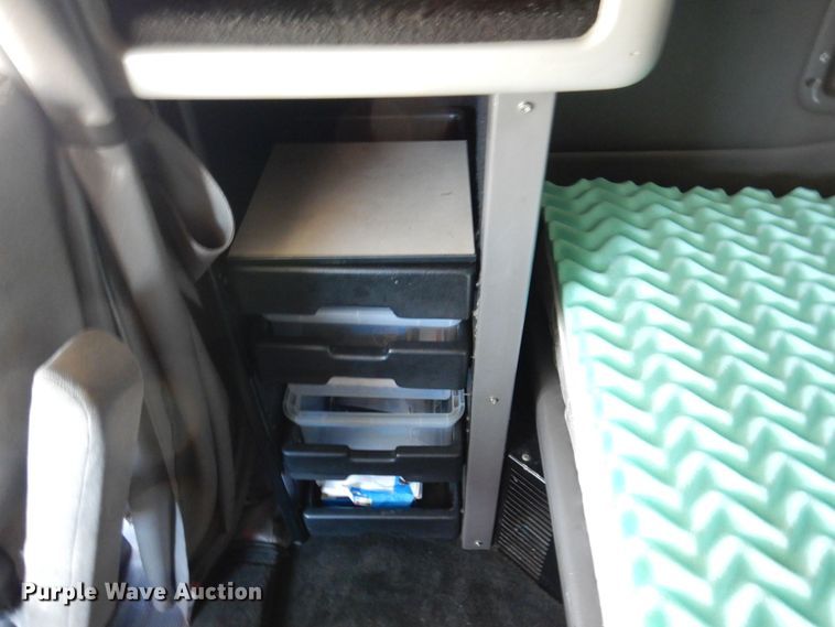 image for item KF9616 2014 Peterbilt 367  semi truck