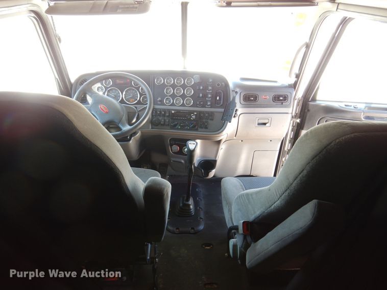 image for item KF9616 2014 Peterbilt 367  semi truck