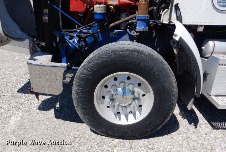 image for item KF9616 2014 Peterbilt 367  semi truck