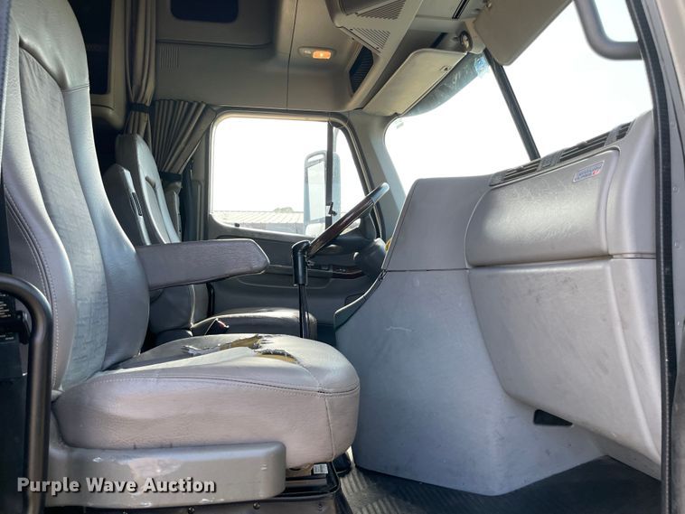 image for item KJ9906 2006 Freightliner Century Class ST120  semi truck