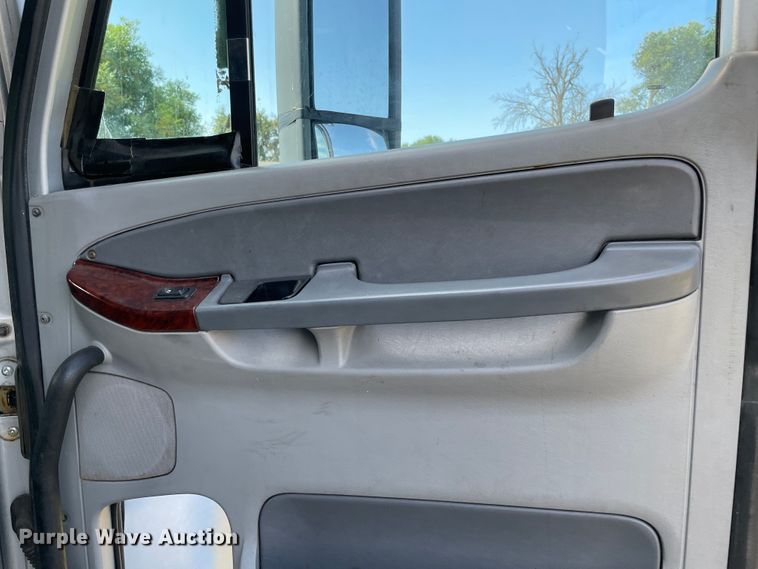 image for item KJ9906 2006 Freightliner Century Class ST120  semi truck