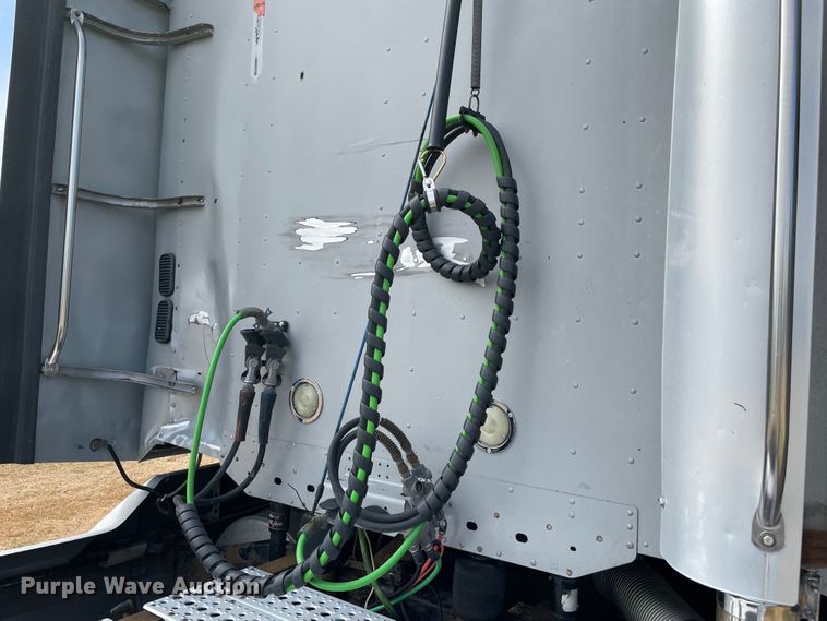 image for item KJ9906 2006 Freightliner Century Class ST120  semi truck