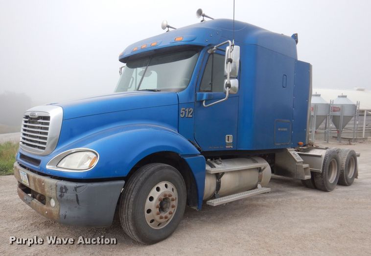 image for item KP9472 2005 Freightliner Columbia  semi truck