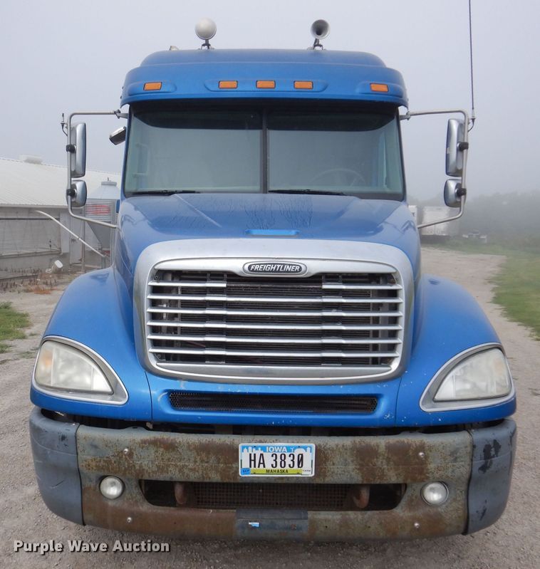 image for item KP9472 2005 Freightliner Columbia  semi truck