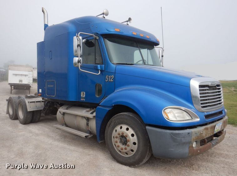 image for item KP9472 2005 Freightliner Columbia  semi truck