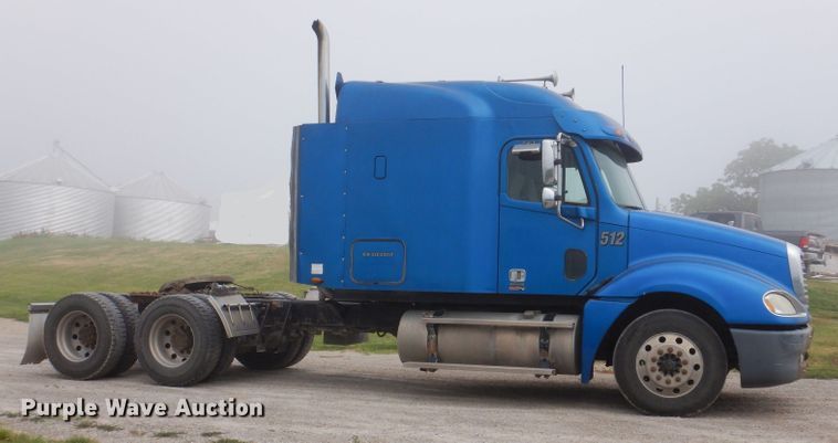 image for item KP9472 2005 Freightliner Columbia  semi truck